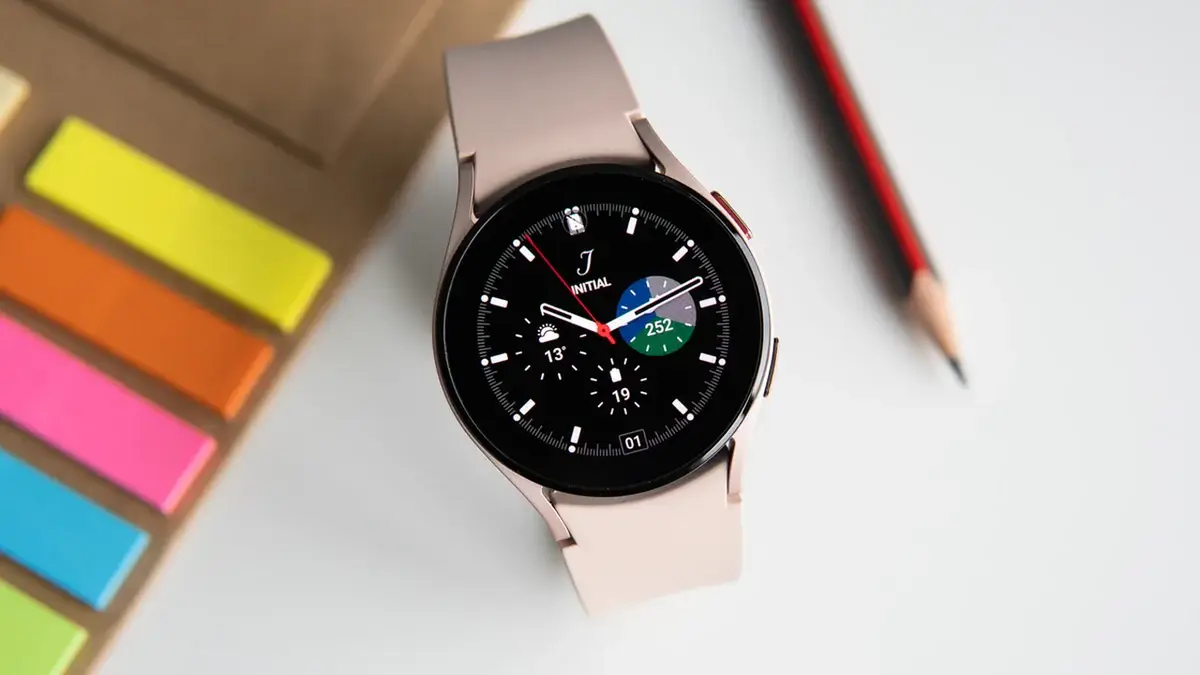 A Galaxy Watch4 tulajdonosai újabb kellemetlen hibára panaszkodnak – megjelent a rettegett kijelzőcsík