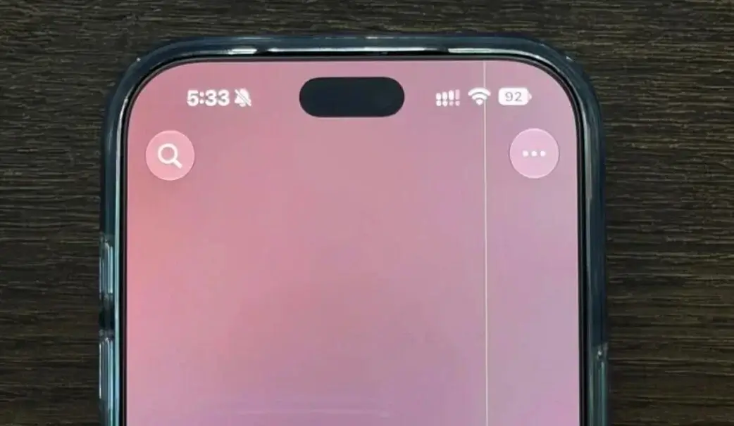 Máris megjelentek a zöld és rózsaszín csíkok az iPhone 18 Pro kijelzőjén?