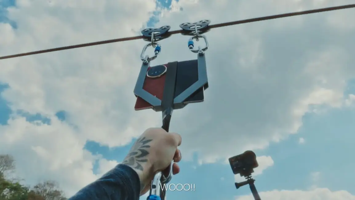 A Honor Magic V6 extrém teszten: 80 kilót tartott meg a zsanér egy zipline-on