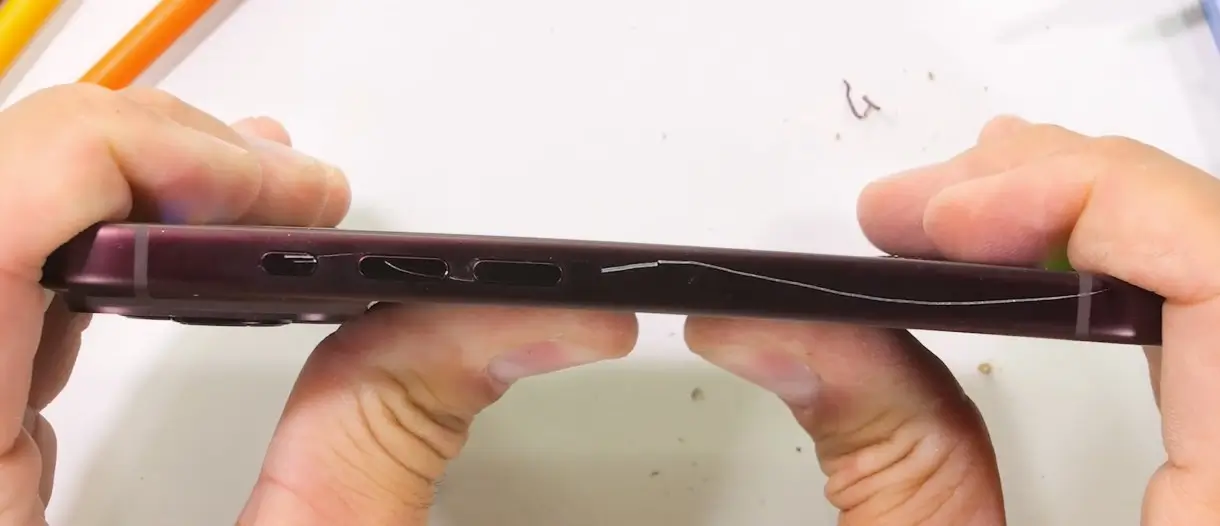 Hajlítható az iPhone 18 Pro? Megérkezett a brutális tartóssági teszt eredménye