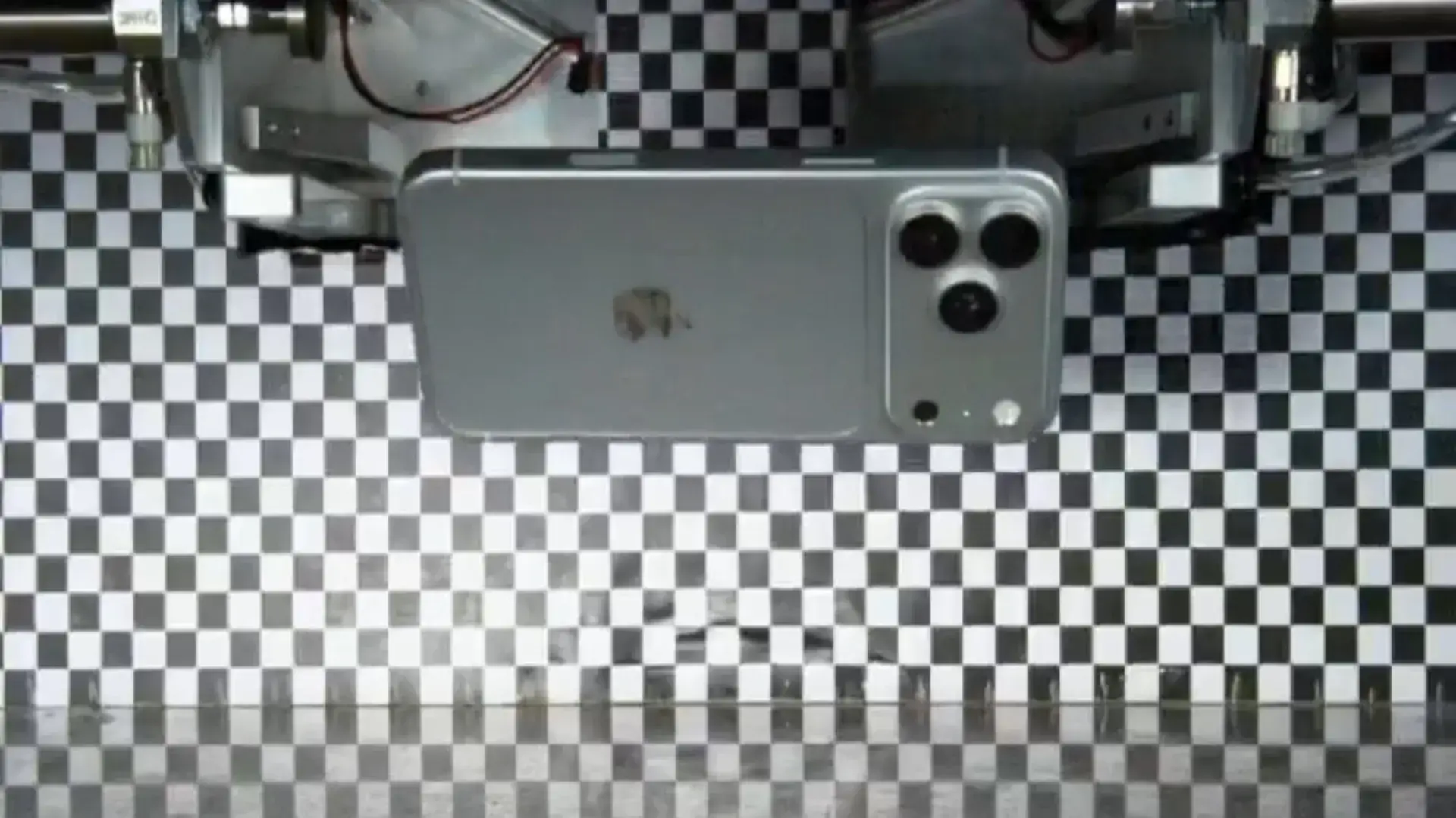 Példátlan Apple szivárgás: videón látható az iPhone 18 Pro töréstesztje