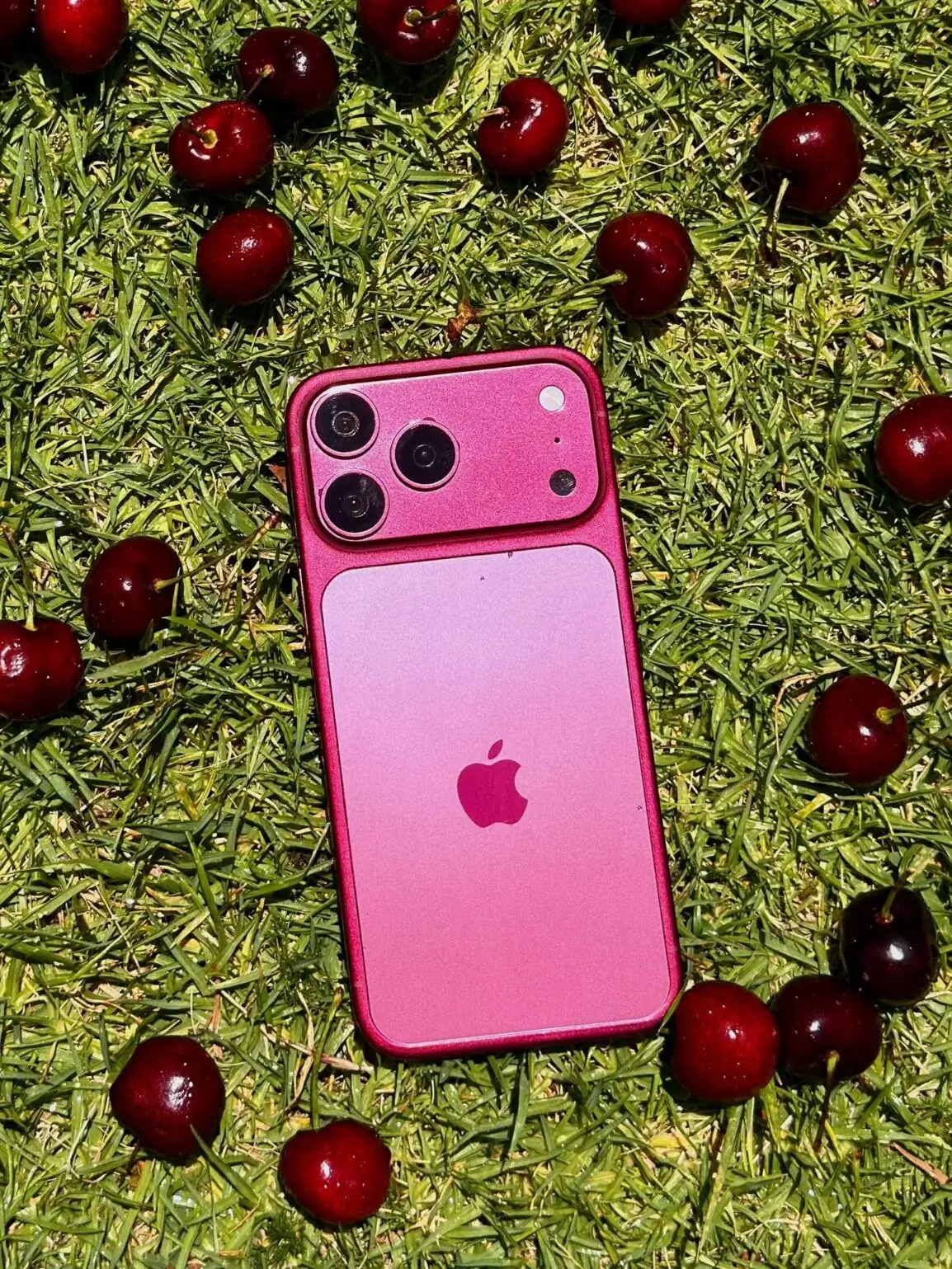 Élőképeken a Dark Cherry színű iPhone 18 Pro Max!