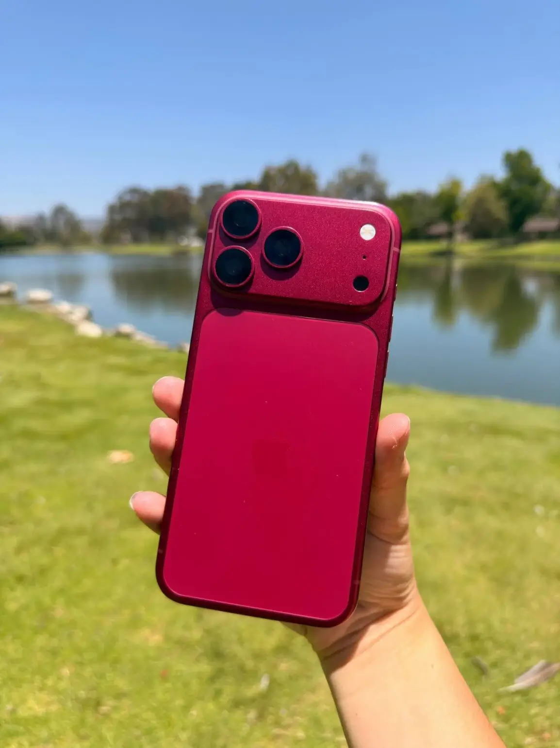 Élőképeken a Dark Cherry színű iPhone 18 Pro Max!