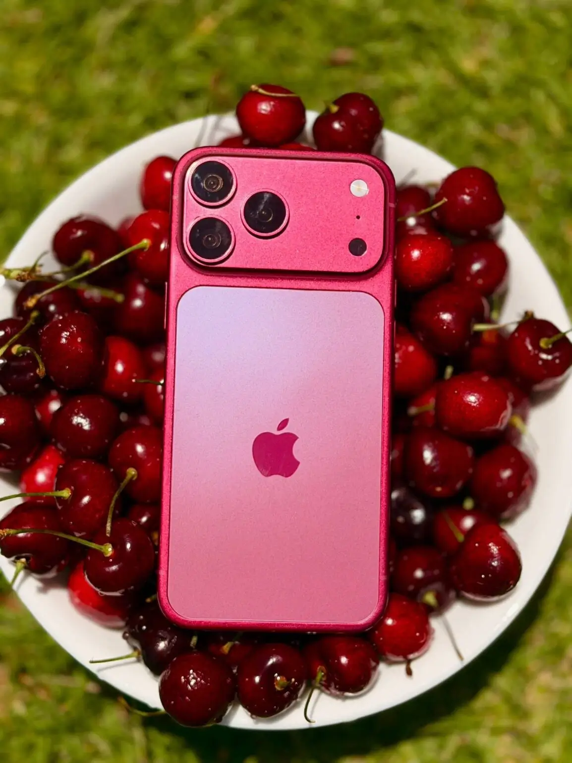 Élőképeken a Dark Cherry színű iPhone 18 Pro Max!