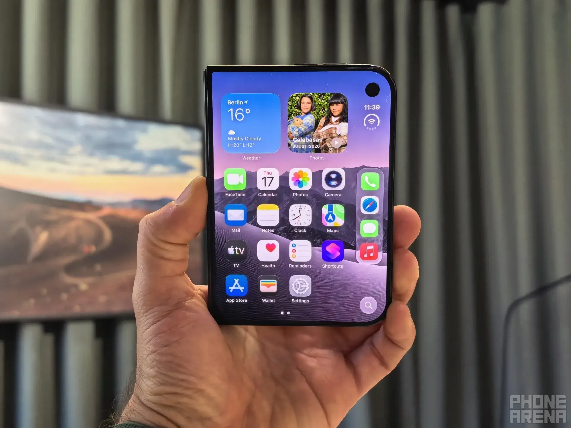 Kipróbálták az iPhone Duót – komoly kihívó a Samsung hajlítható telefonjainak