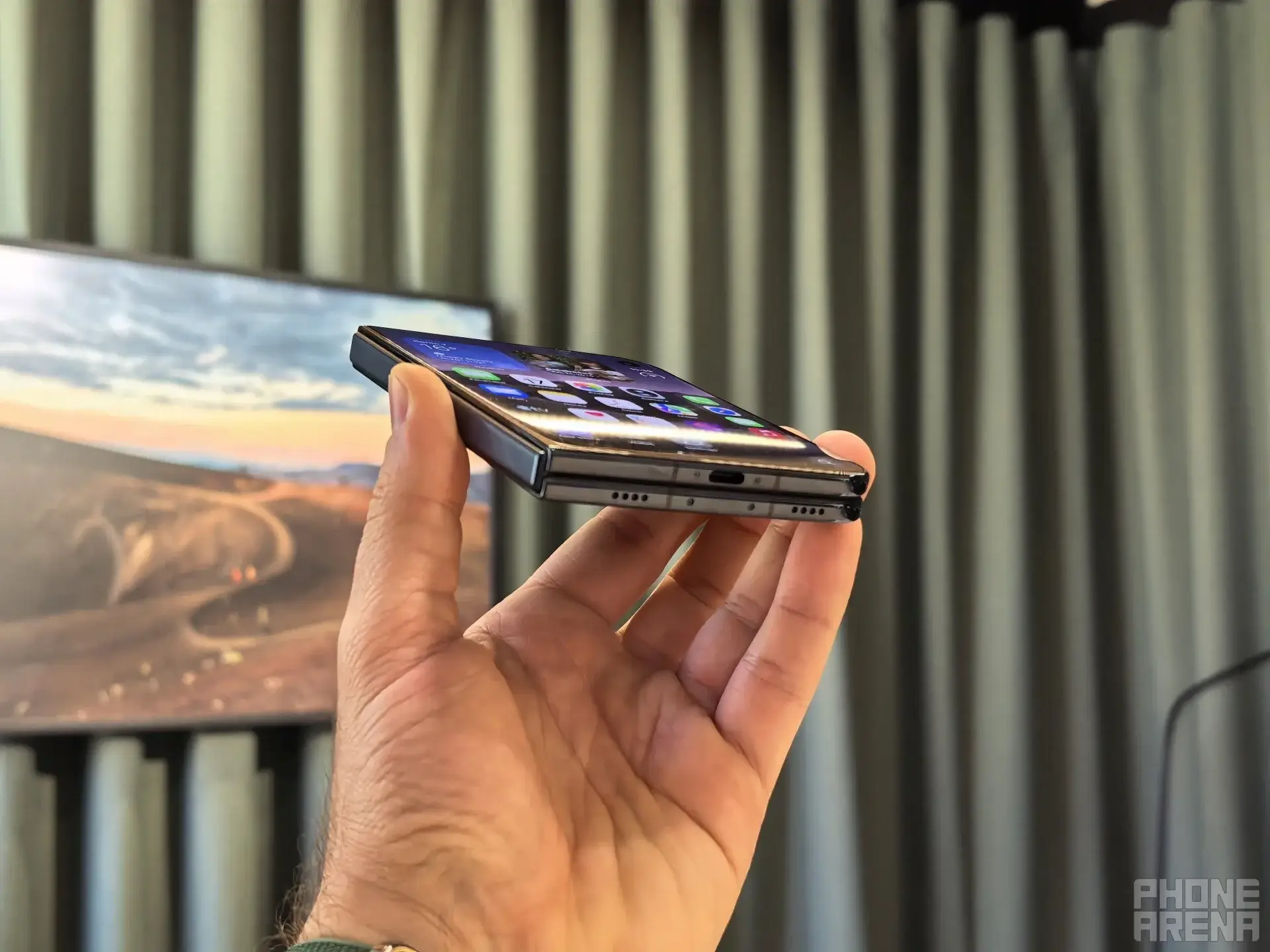 Kipróbálták az iPhone Duót – komoly kihívó a Samsung hajlítható telefonjainak