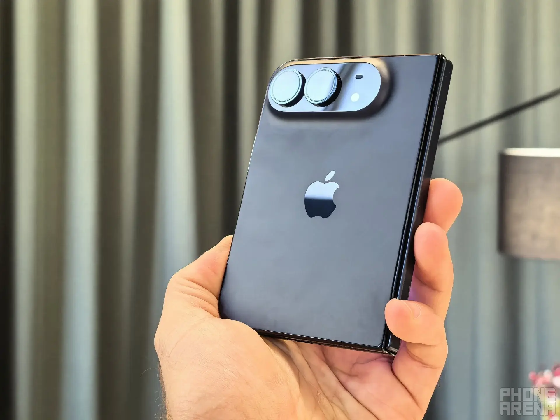 Kipróbálták az iPhone Duót – komoly kihívó a Samsung hajlítható telefonjainak