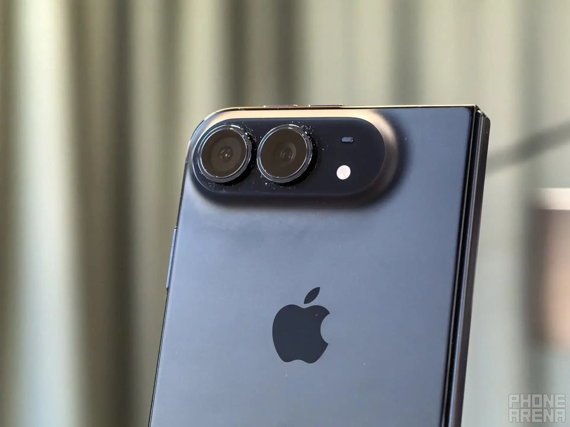 Kipróbálták az iPhone Duót – komoly kihívó a Samsung hajlítható telefonjainak