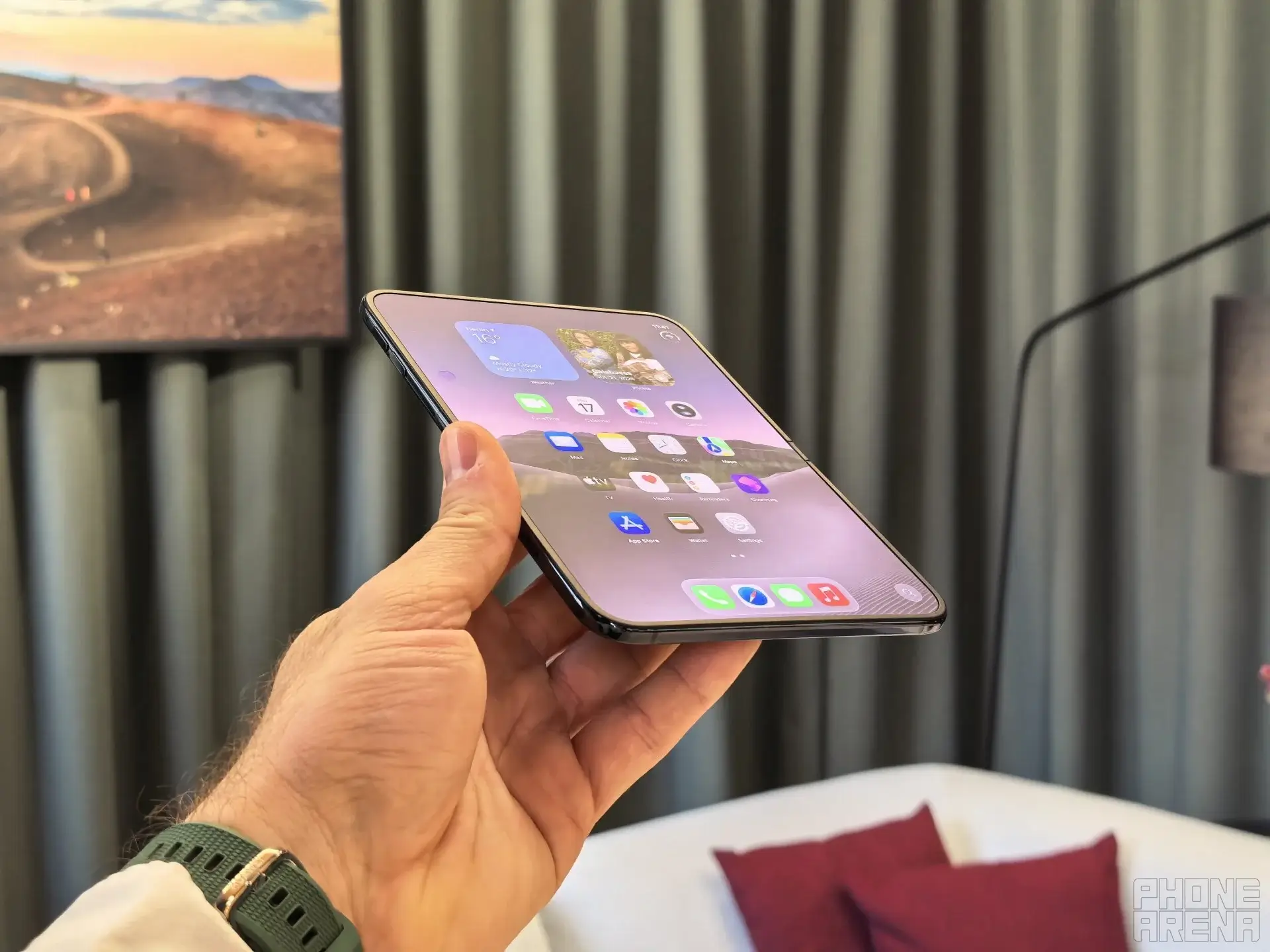 Kipróbálták az iPhone Duót – komoly kihívó a Samsung hajlítható telefonjainak