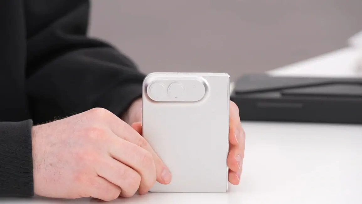 iPhone Ultra: kiszivárgott az összecsukható modell makettje, látványos részletekkel