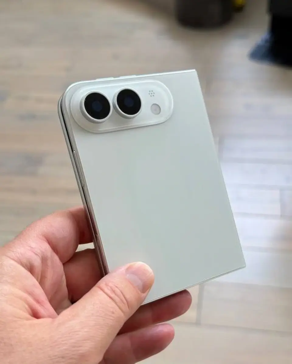 Új dummy mutatja meg minden eddiginél részletesebben az Apple iPhone Ultrát