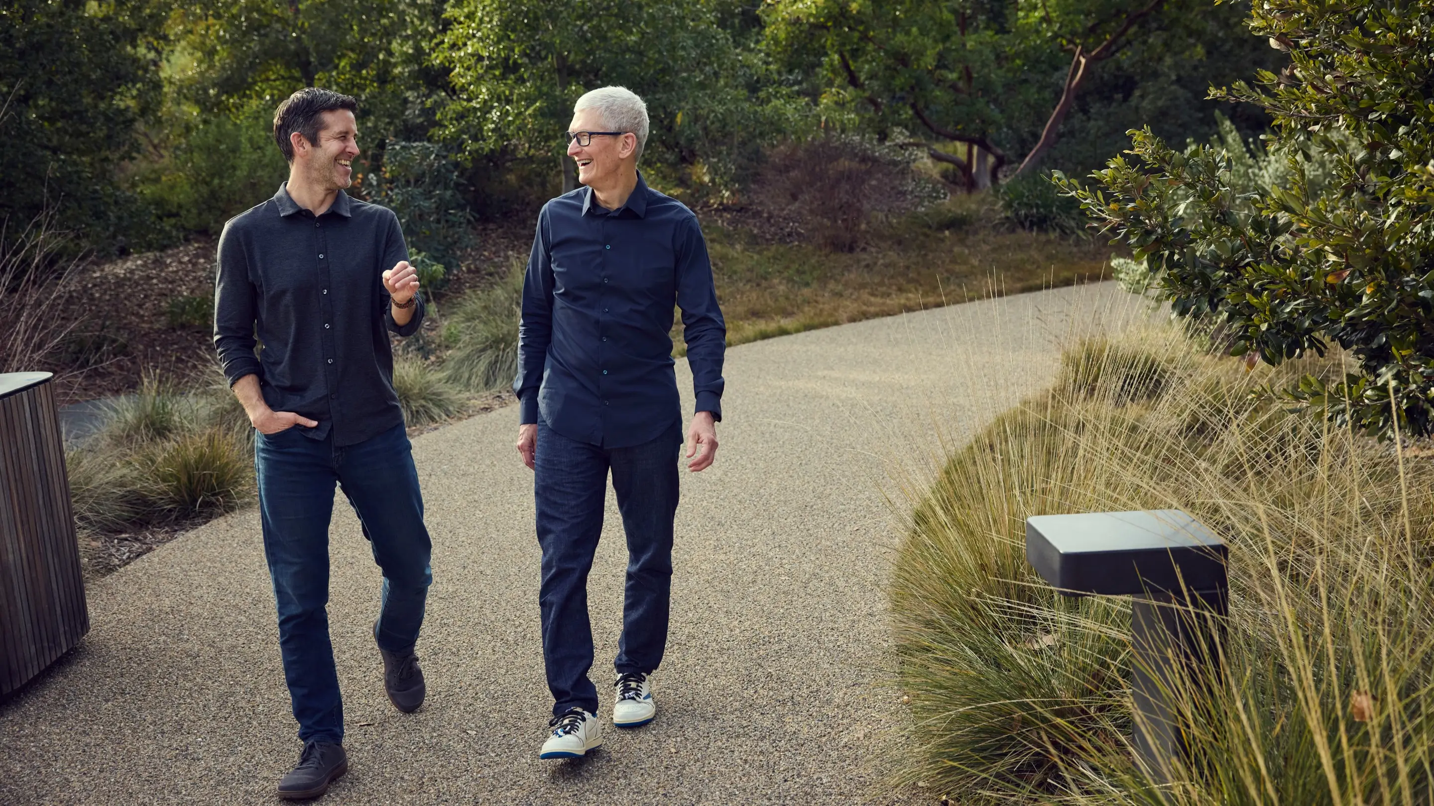 Miért most lép vissza Tim Cook, és mi vár rá ezután?