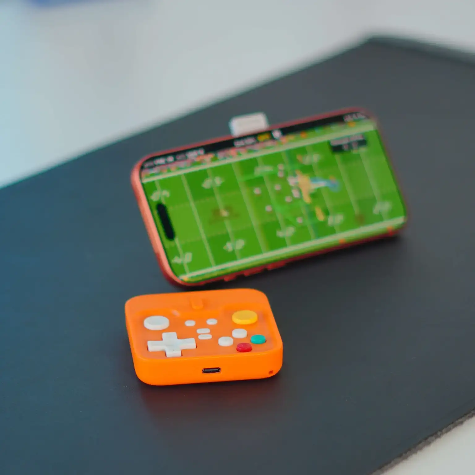 Ez az apró MagSafe kontroller igazi gombokat és retró hangulatot hoz az iPhone-ra