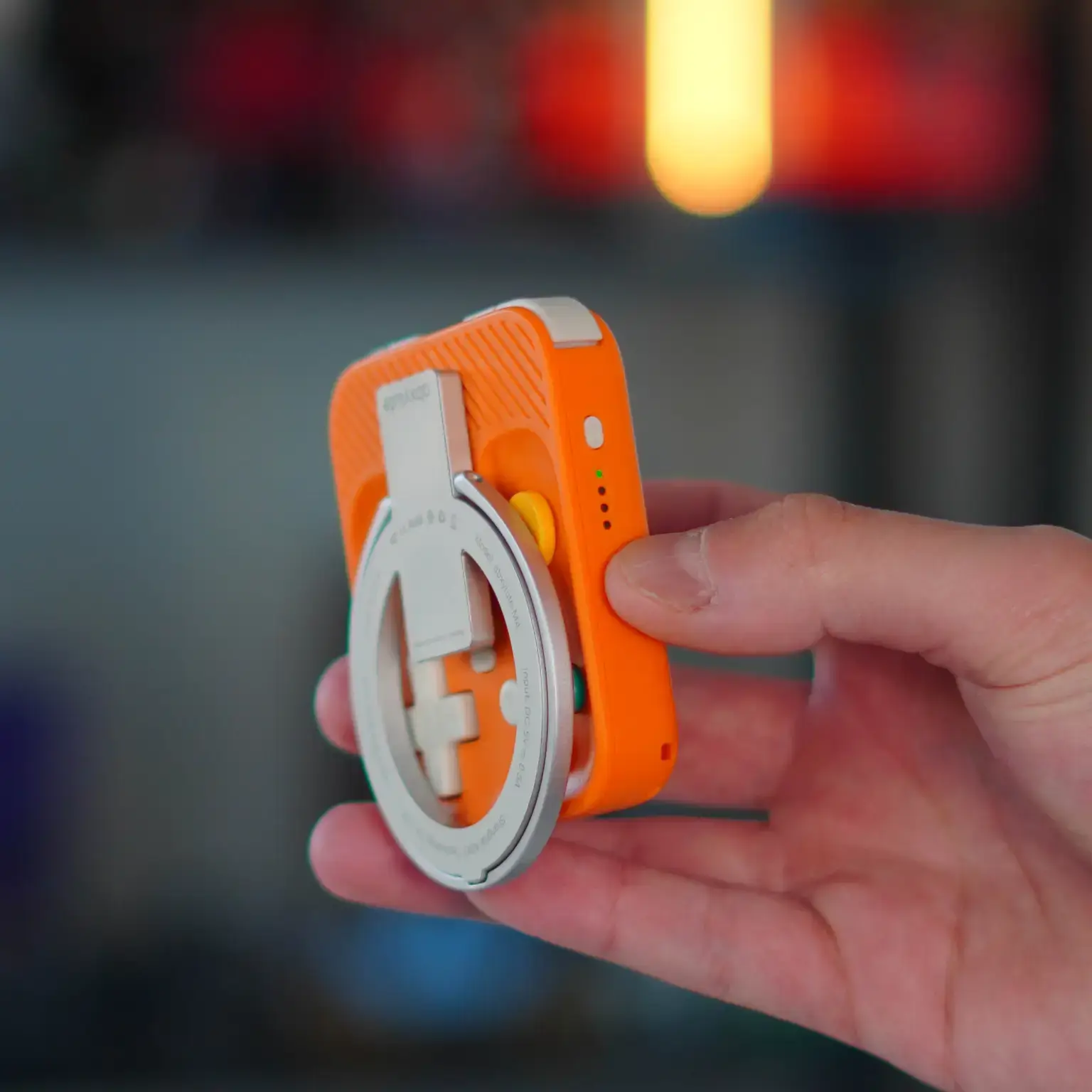 Ez az apró MagSafe kontroller igazi gombokat és retró hangulatot hoz az iPhone-ra