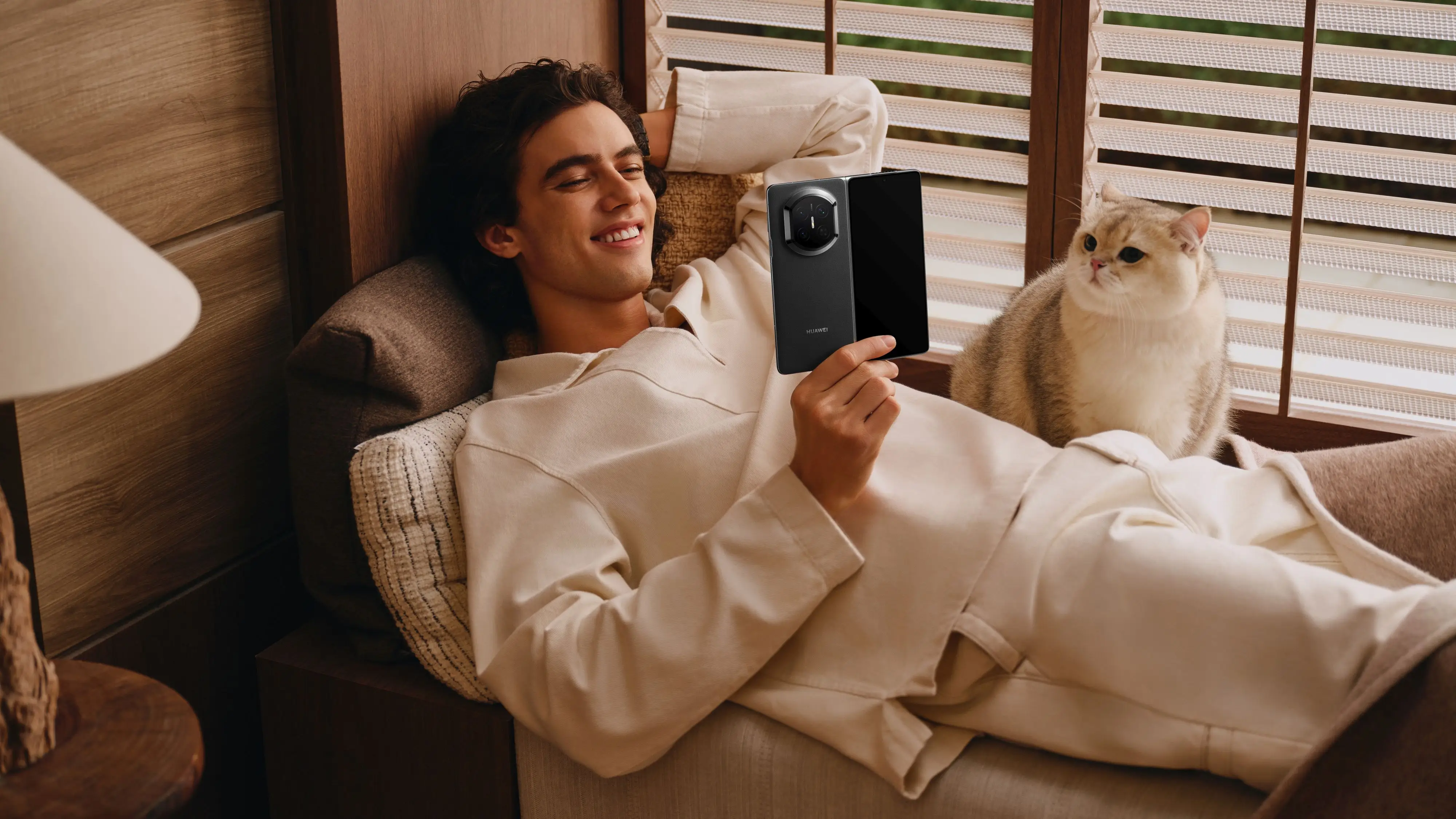 Prémium anyaghasználat és mérnöki precizitás egy hajlítható csúcsmobilban – bemutatkozik a HUAWEI Mate X7