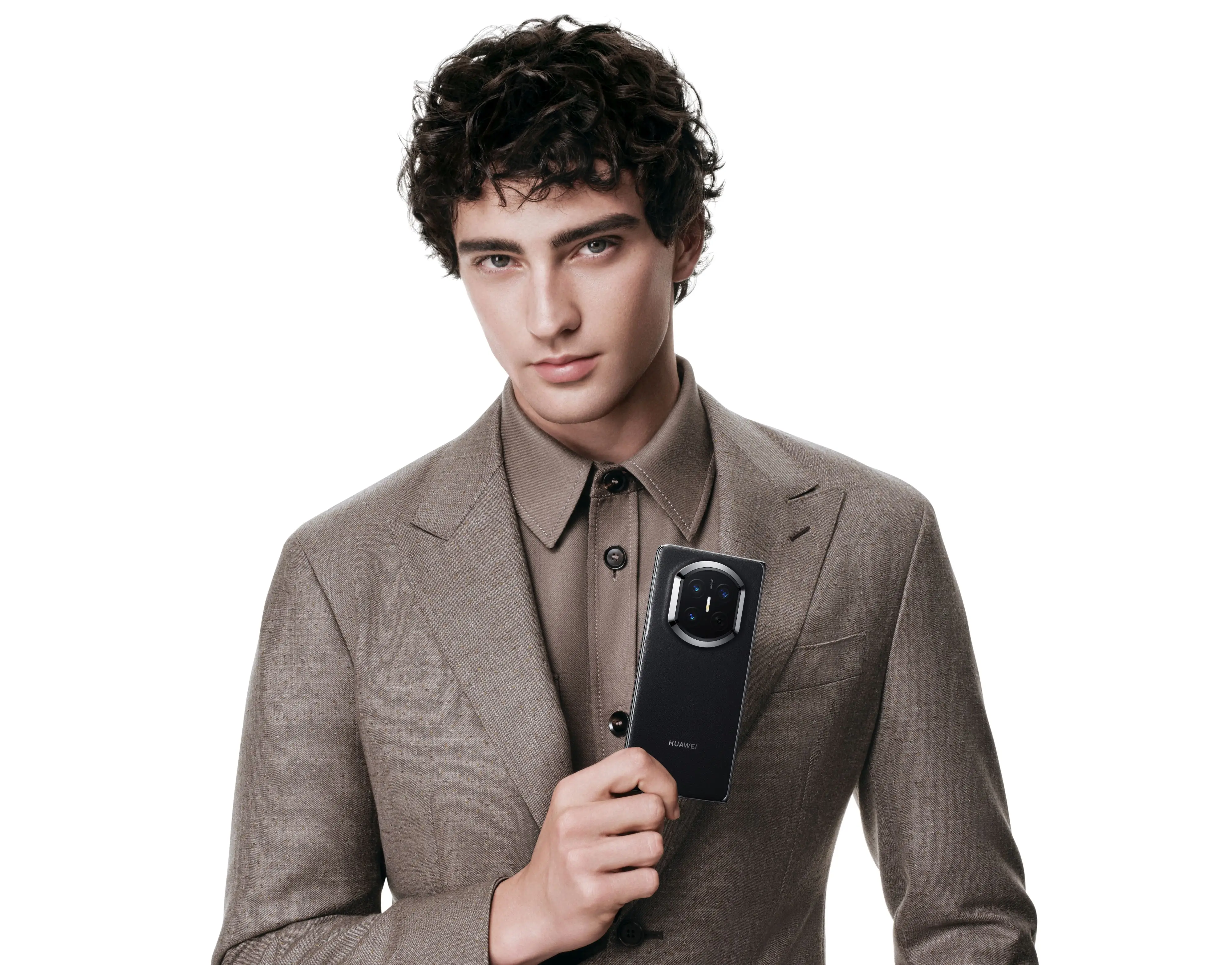 Prémium anyaghasználat és mérnöki precizitás egy hajlítható csúcsmobilban – bemutatkozik a HUAWEI Mate X7