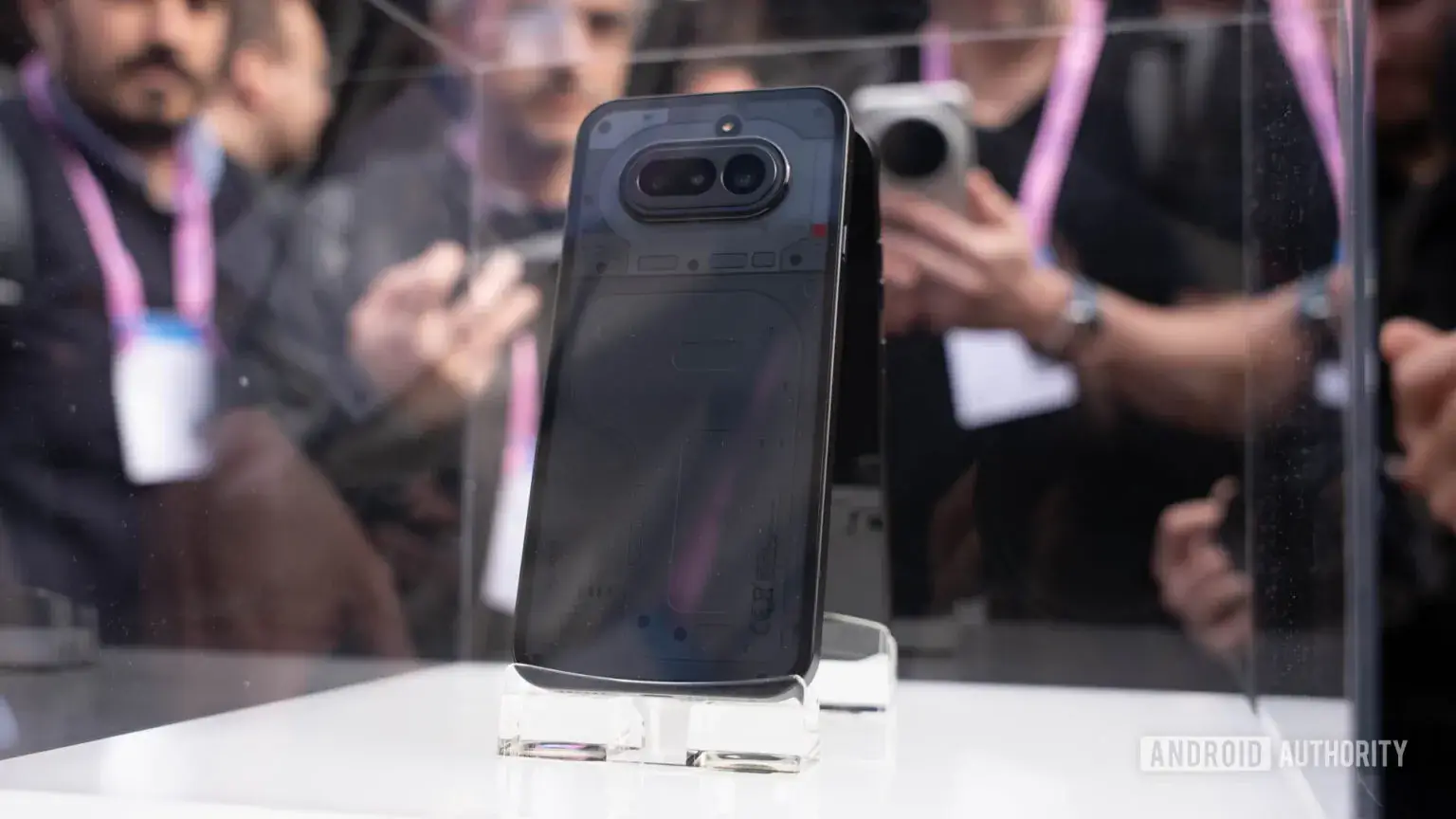 Reflektorfényben a Nothing Phone 4a az MWC 2026-on: merész színek és újragondolt Glyph dizájn