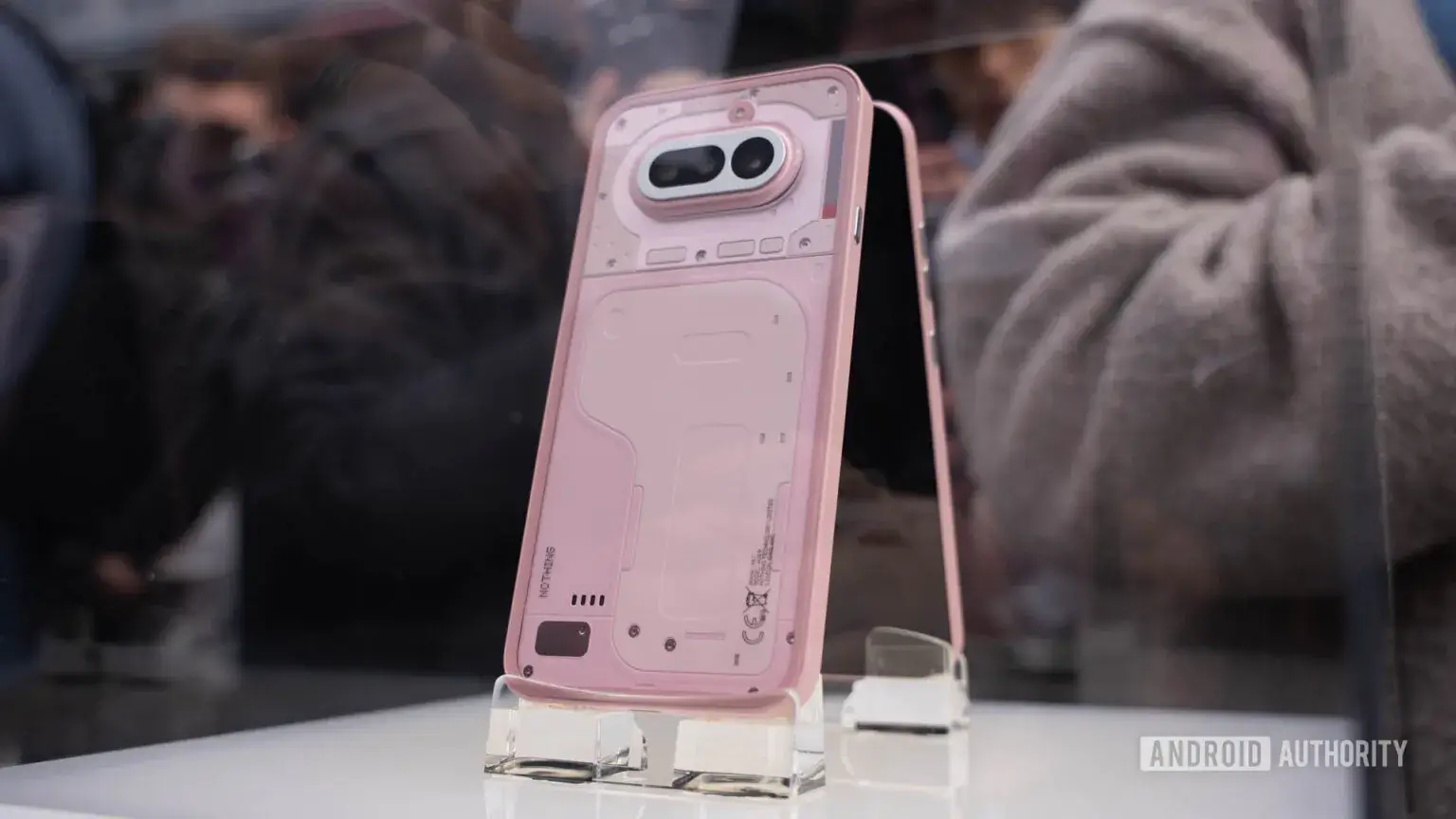 Reflektorfényben a Nothing Phone 4a az MWC 2026-on: merész színek és újragondolt Glyph dizájn