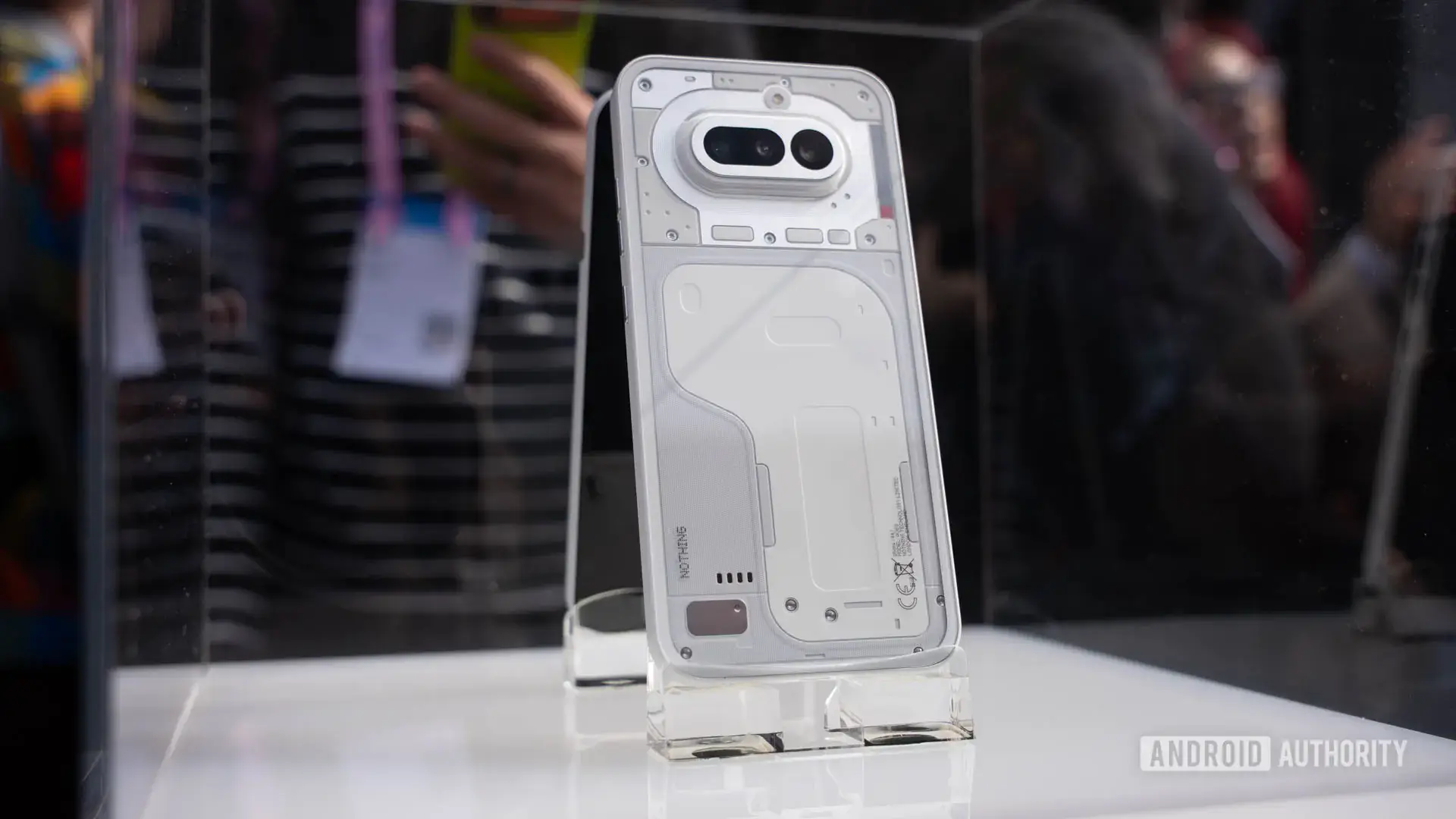 Reflektorfényben a Nothing Phone 4a az MWC 2026-on: merész színek és újragondolt Glyph dizájn