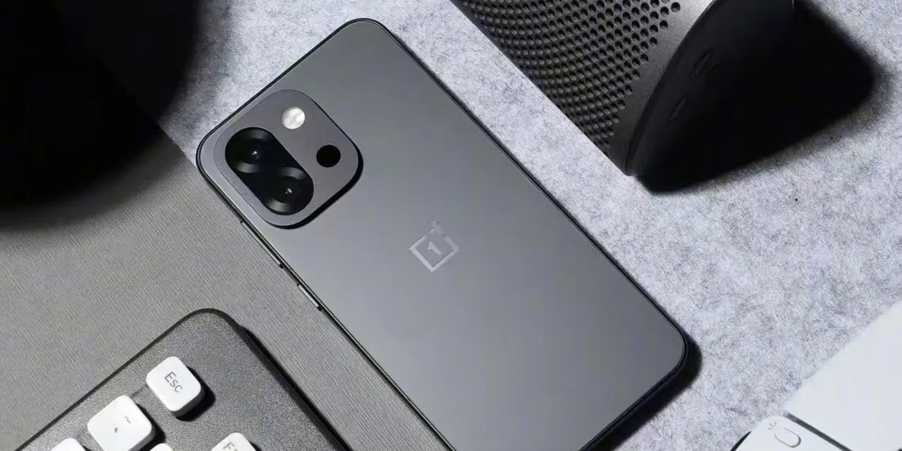 Brutális akkumulátort kap a OnePlus új telefonja: 7500 mAh jön a OnePlus 15T-be