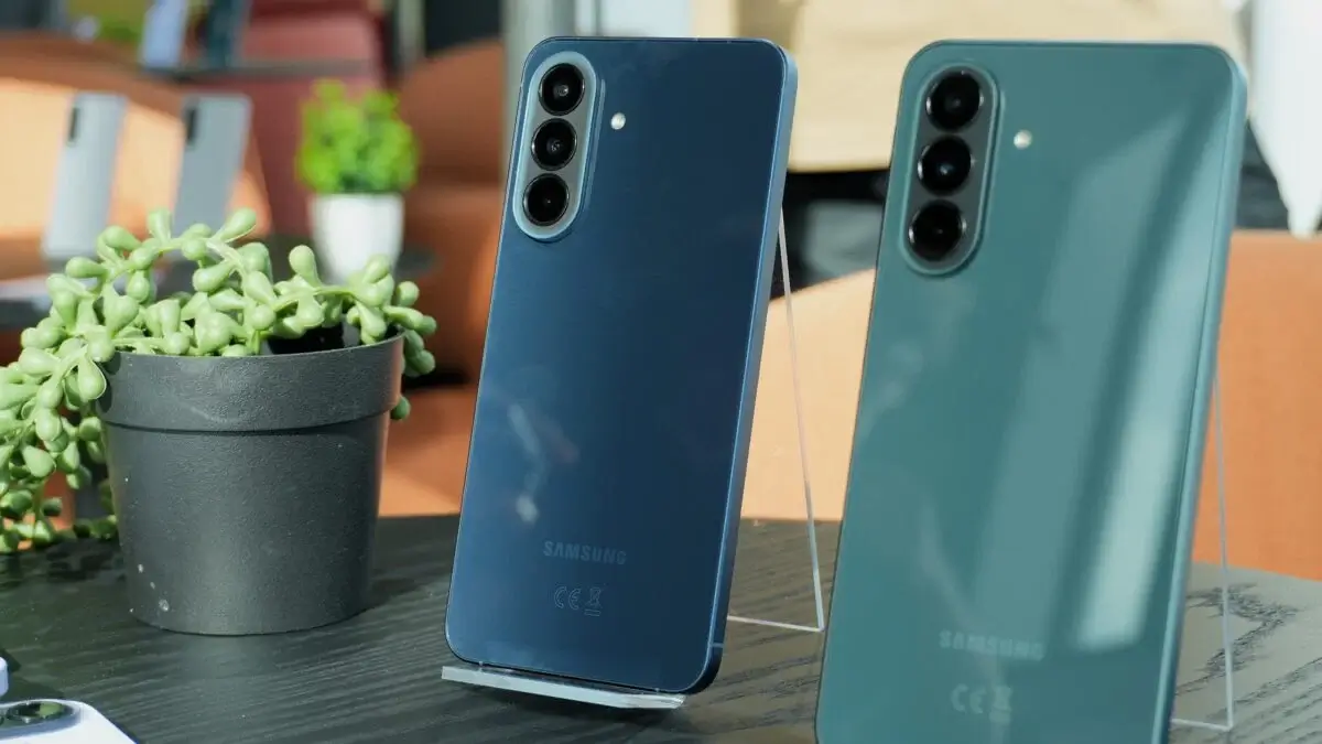 Samsung Galaxy A57: vékonyabb, könnyebb, erősebb – de drágább is lett