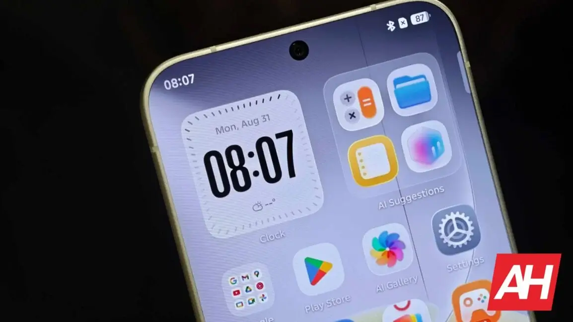 Ilyen telefont még nem láttál: a TECNO teljesen eltüntette a kijelző káváját