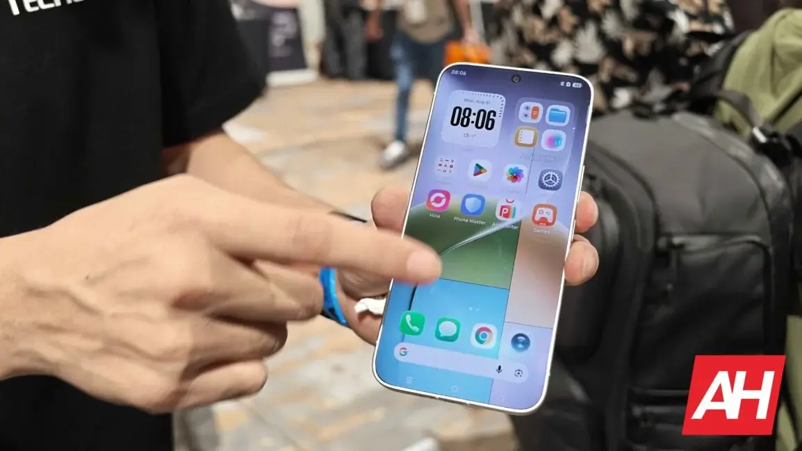 Ilyen telefont még nem láttál: a TECNO teljesen eltüntette a kijelző káváját