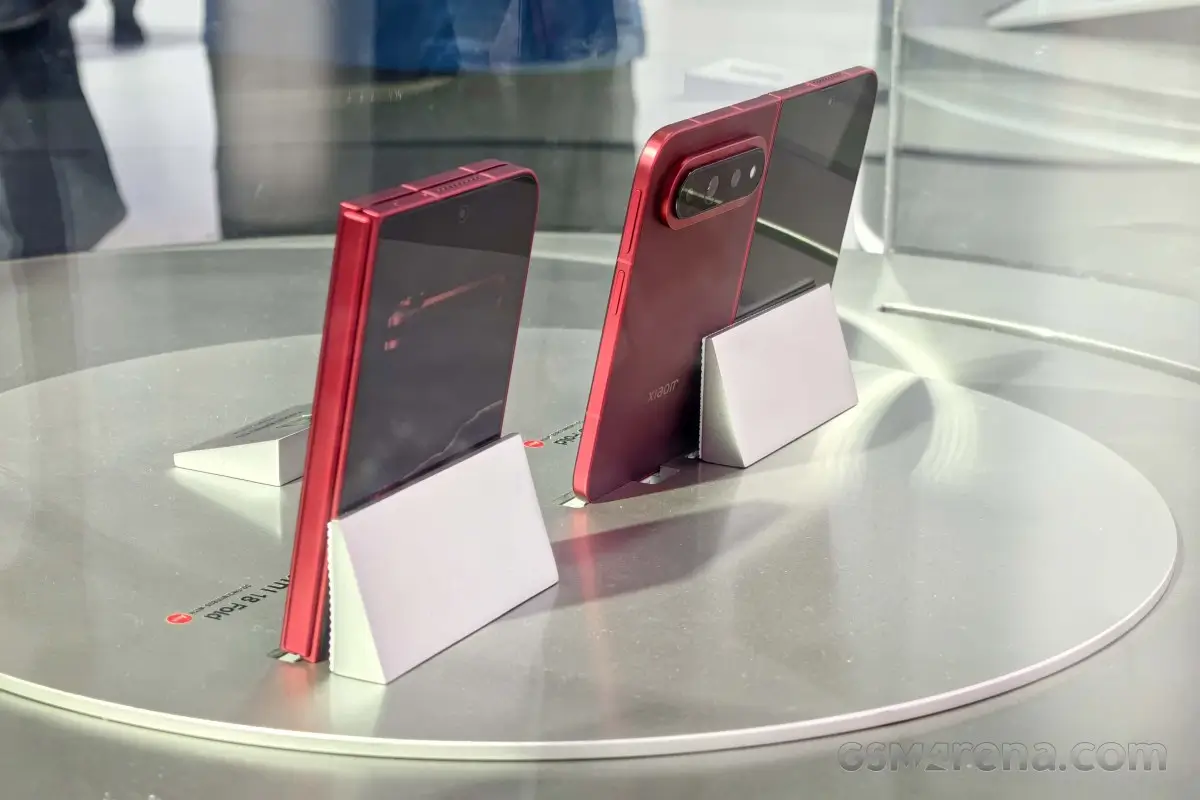 A kínai cég odacsapott a Samsungnak: brutális új hajlítható telefon lett a Xiaomi 18 Fold