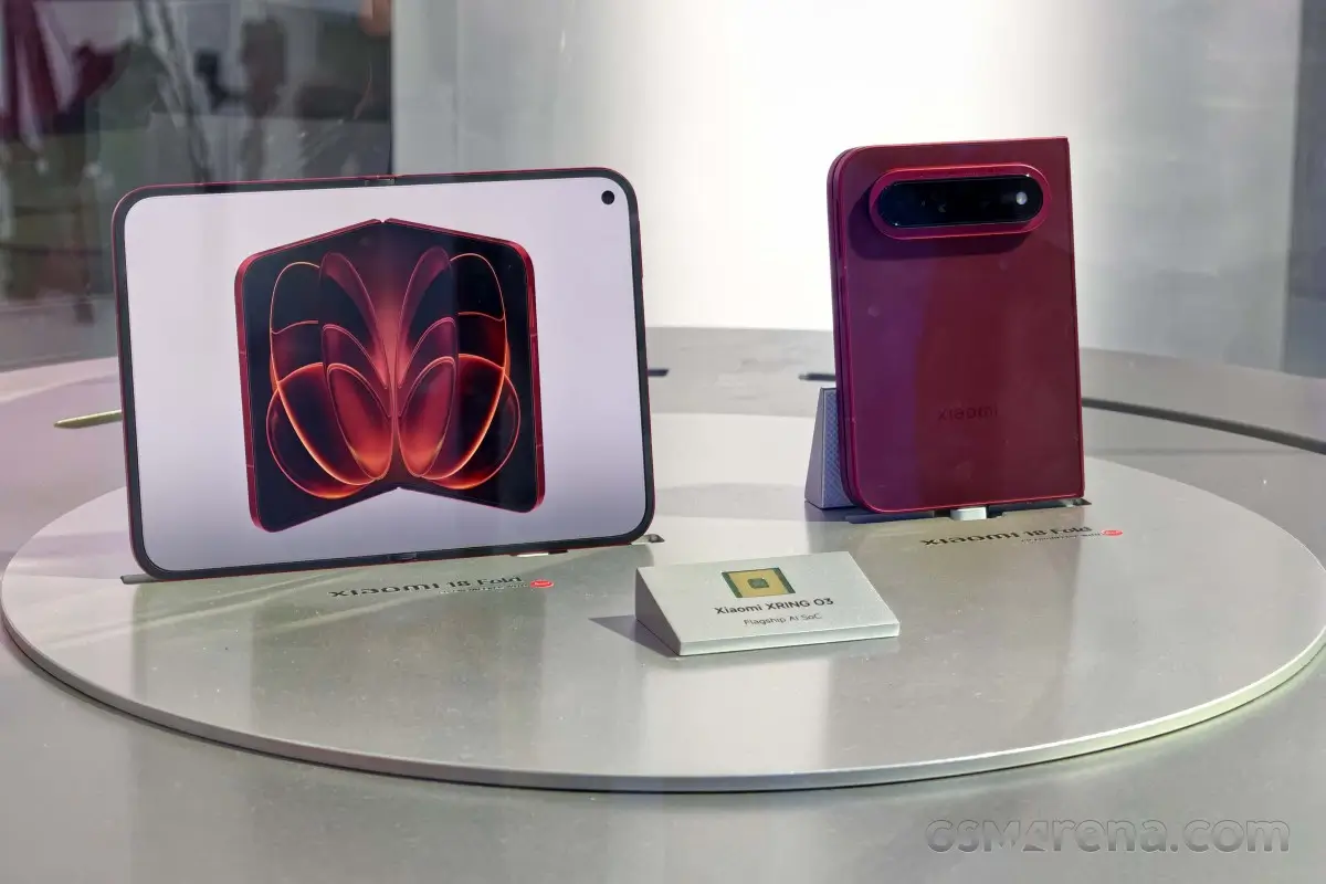 A kínai cég odacsapott a Samsungnak: brutális új hajlítható telefon lett a Xiaomi 18 Fold