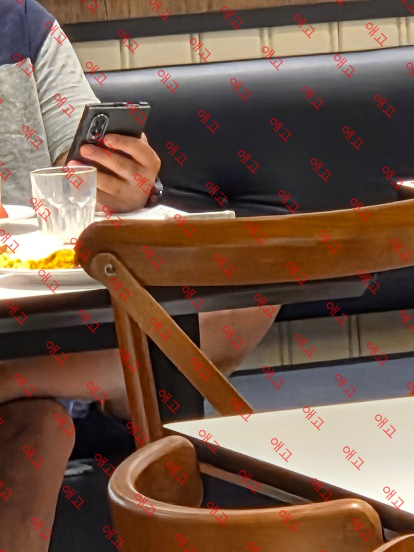 Samsung dolgozó kezében fotózták le a Galaxy Z Fold8-at!