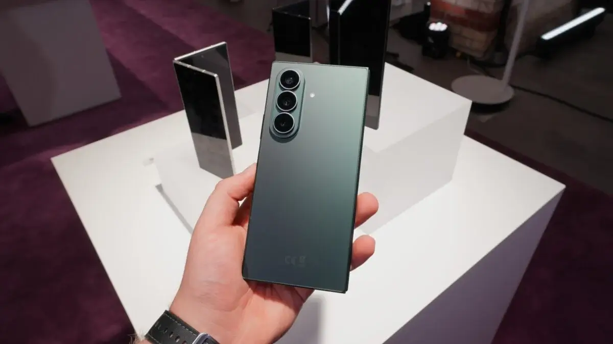 A Samsung az Apple bemutatója előtt trollkodik: „Üdvözlünk az összehajtható telefonok világában”