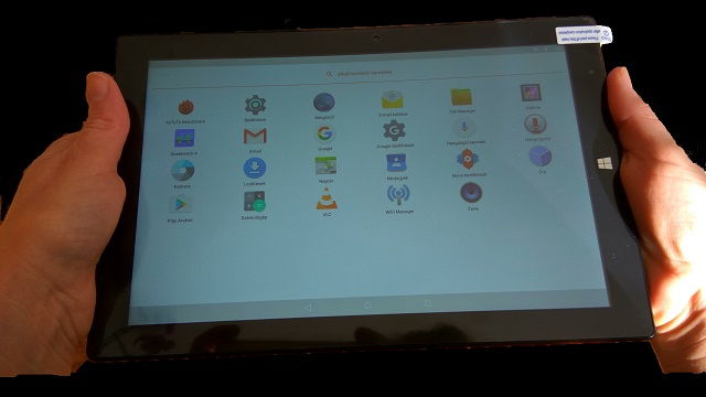 Onda oBook 20 Plus kézben tartva