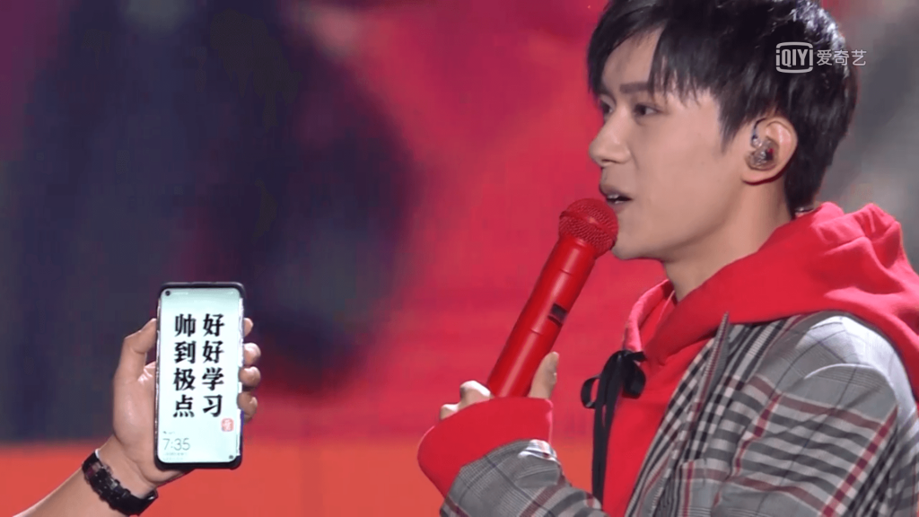 Huawei Nova 4: lyukkal a kijelzőben