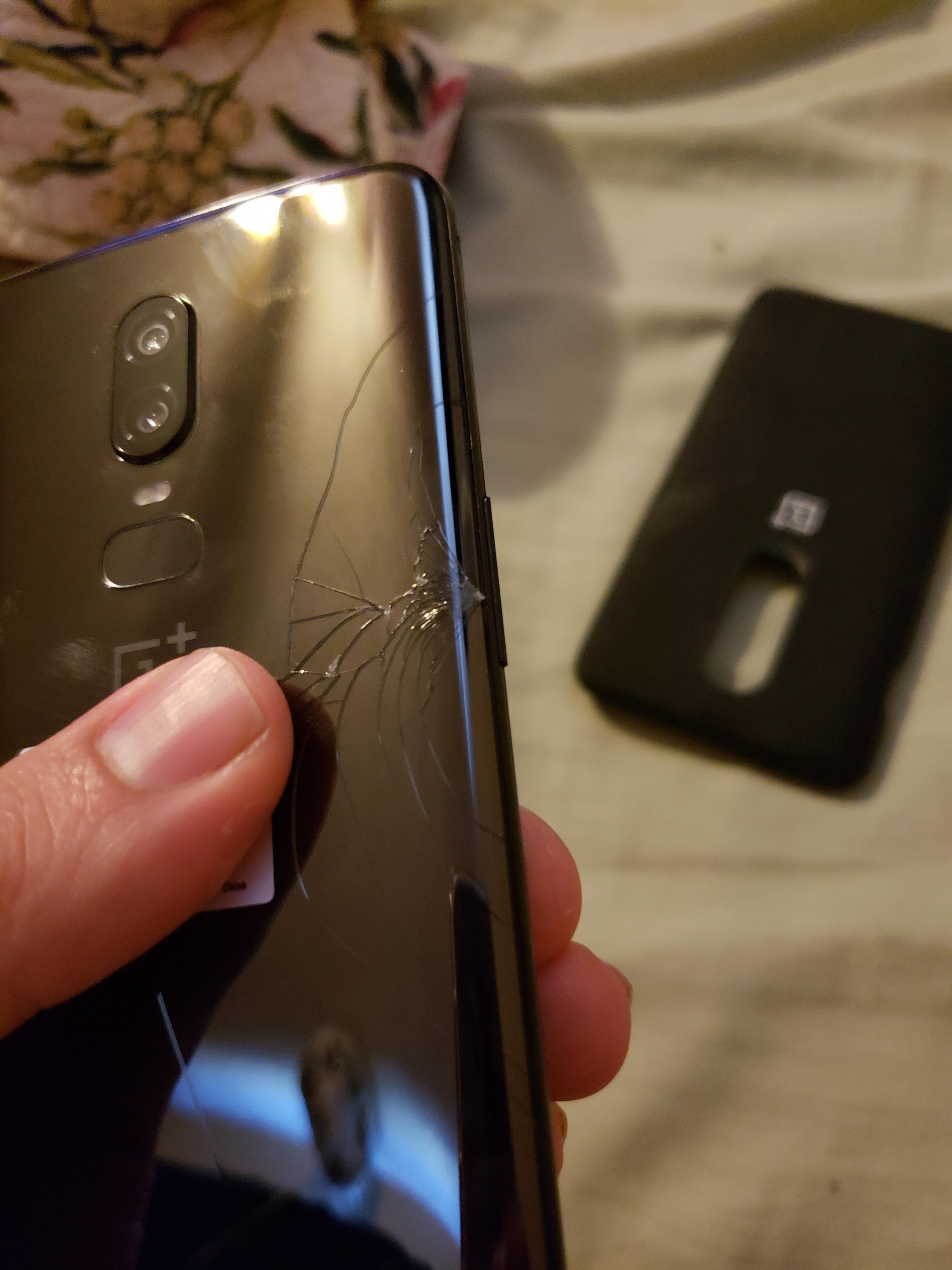 Spontán törik a OnePlus 6 hátlapja?