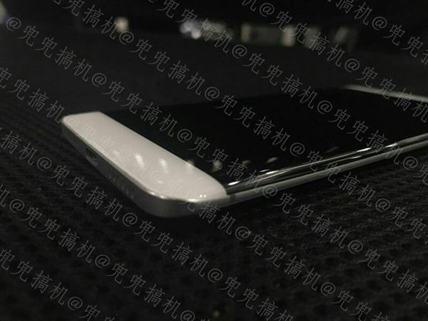 Dual hajlított kijelzővel érkezik az új 