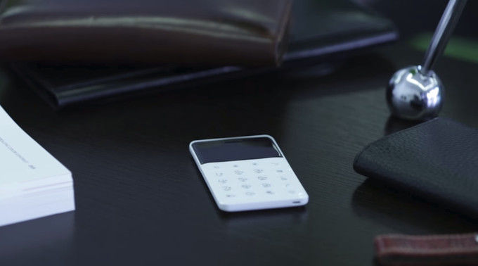 Bankkártya méretű okostelefon gombokkal