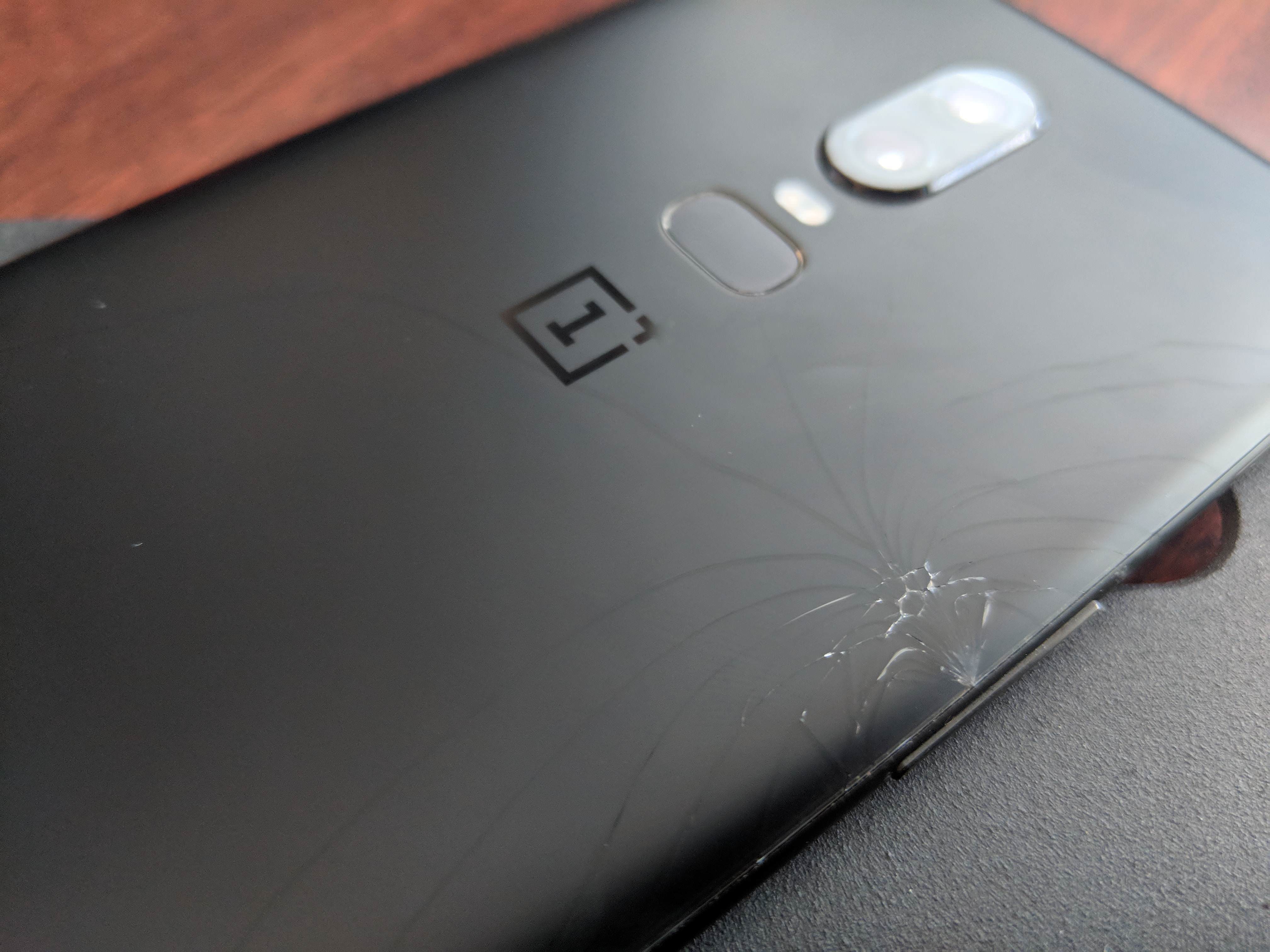 Spontán törik a OnePlus 6 hátlapja?