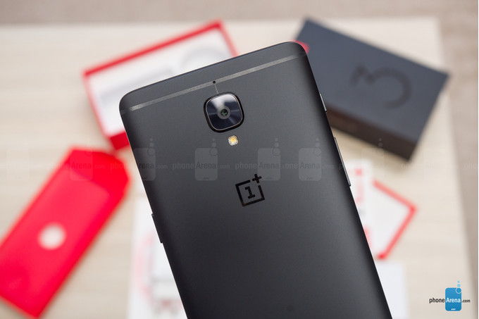 Tovább „kémkedik” a OnePlus