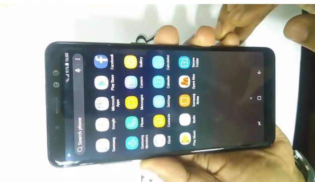 Videón a meglepő Galaxy A8+
