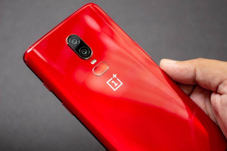 Kézben a dögös piros OnePlus 6