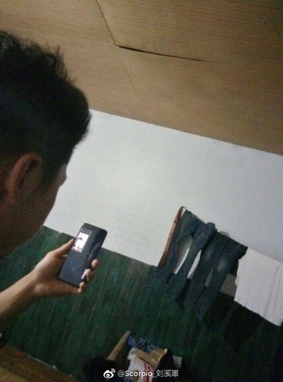 Videón a két kijelzős kínai telefon