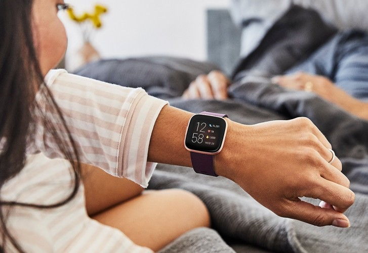 A Fitbit Versa 2 OLED kijelzővel érkezik