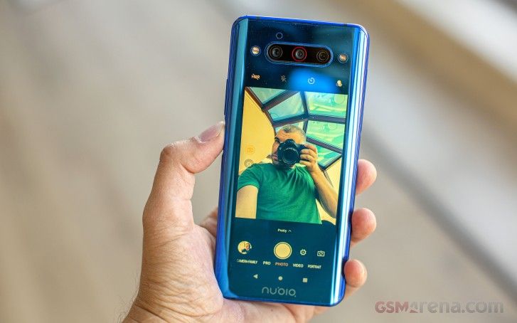 2db AMOLED kijelző, Snapdragon 855 Plus!