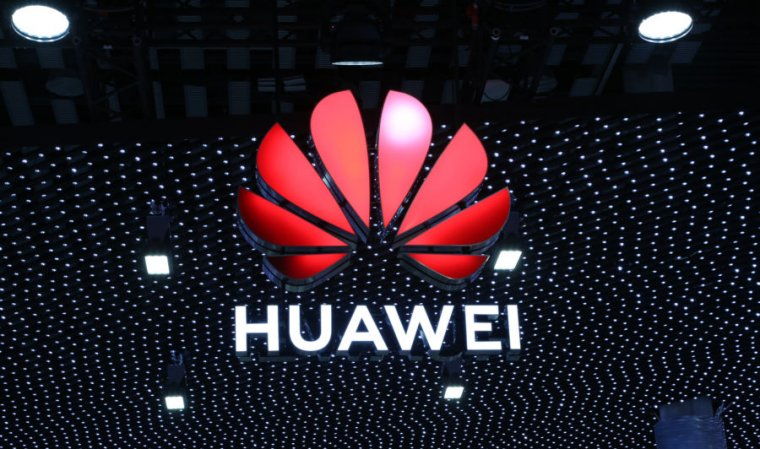 Trump szerint a Huawei a világon bárkit lehallgathat