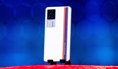 120W-os gyorstöltővel jön az iQOO 7