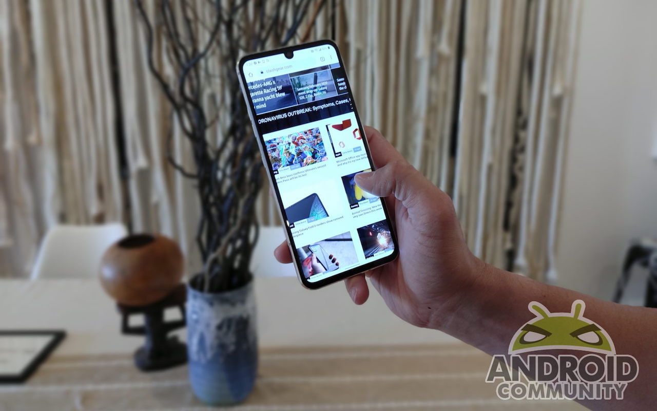 Hatalmas kijelzővel és masszív akkumulátorral érkezik az LG V60 ThinQ