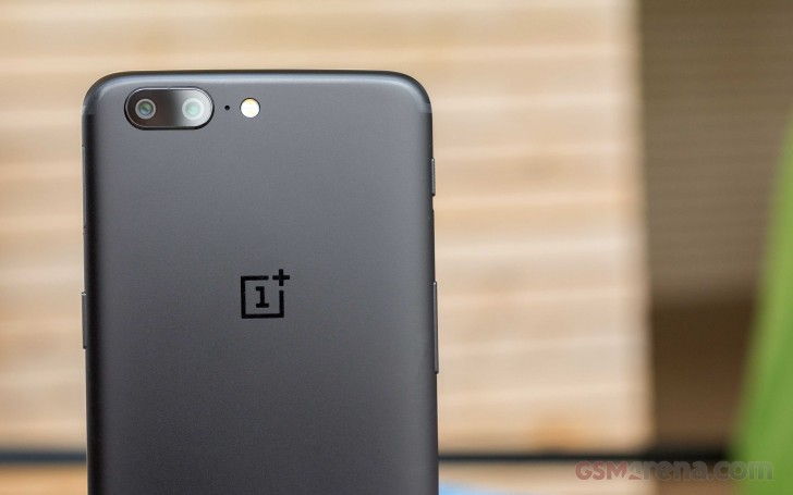 Ajándék füles jár a OnePlus 5 mellé