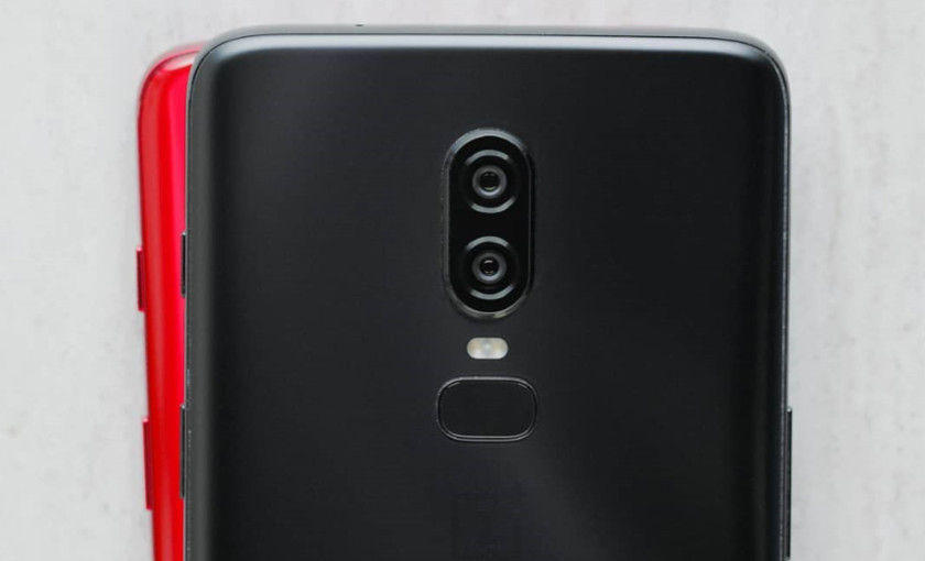 Jön a dögös, piros OnePlus 6