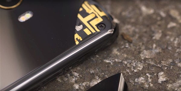 Meg is jelent az első törött MIX 2