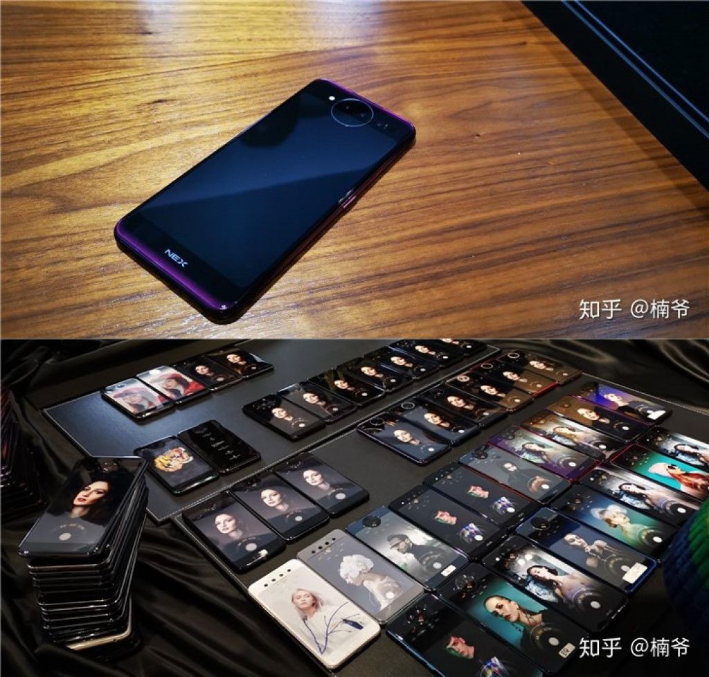 Ilyen menő a két kijelzős mobil hátlapja